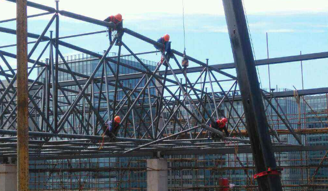 扎兰屯论网架装配施工中搭设脚手架应当留神的事故